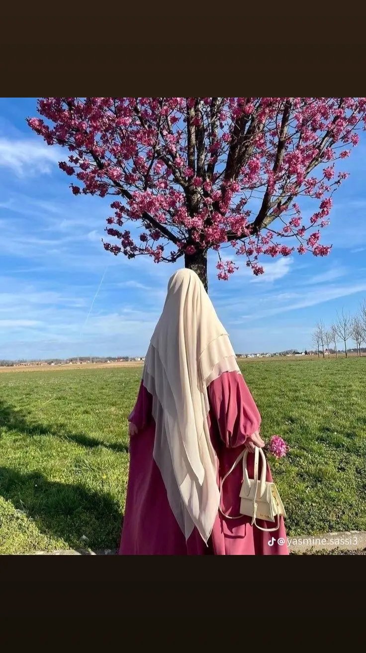 منال - أنثى - 19 سنة - الجزائر