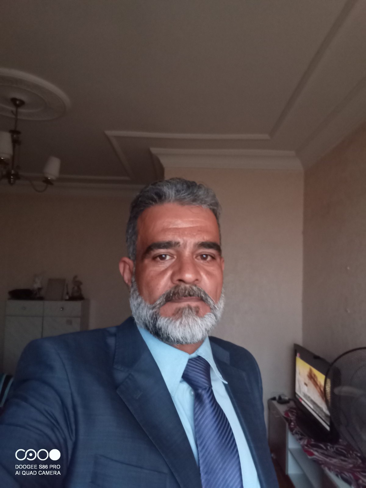 العندليب الاسمر - ذكر - 50 سنة - سوريا